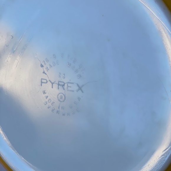 Vintage Pyrex Yellow Butterfly Gold 2.5 Quart # 475-B Casserole Dish - Picture 8 of 8